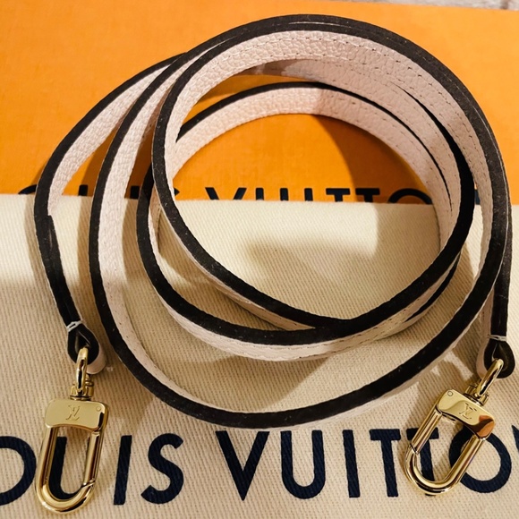 SOLD Louis Vuitton le petit sac plat - Picture 8 of 11